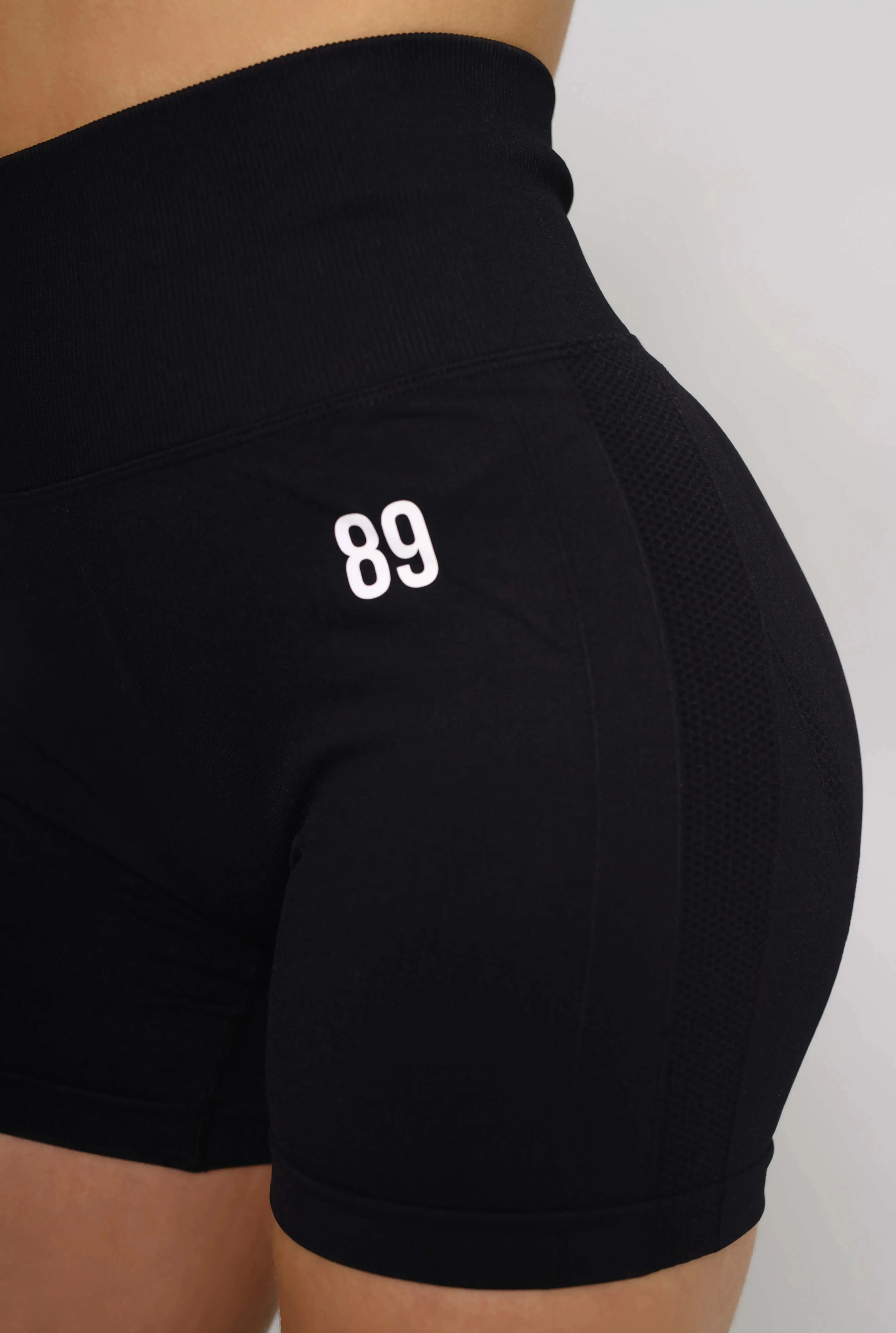 Black scrunch gym shorts – side view, seamless, squat-proof, and stylish for training.