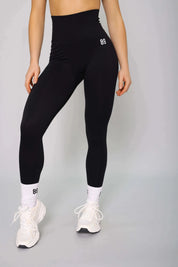 Black high-waisted gym leggings – front view, squat-proof and seamless for workouts