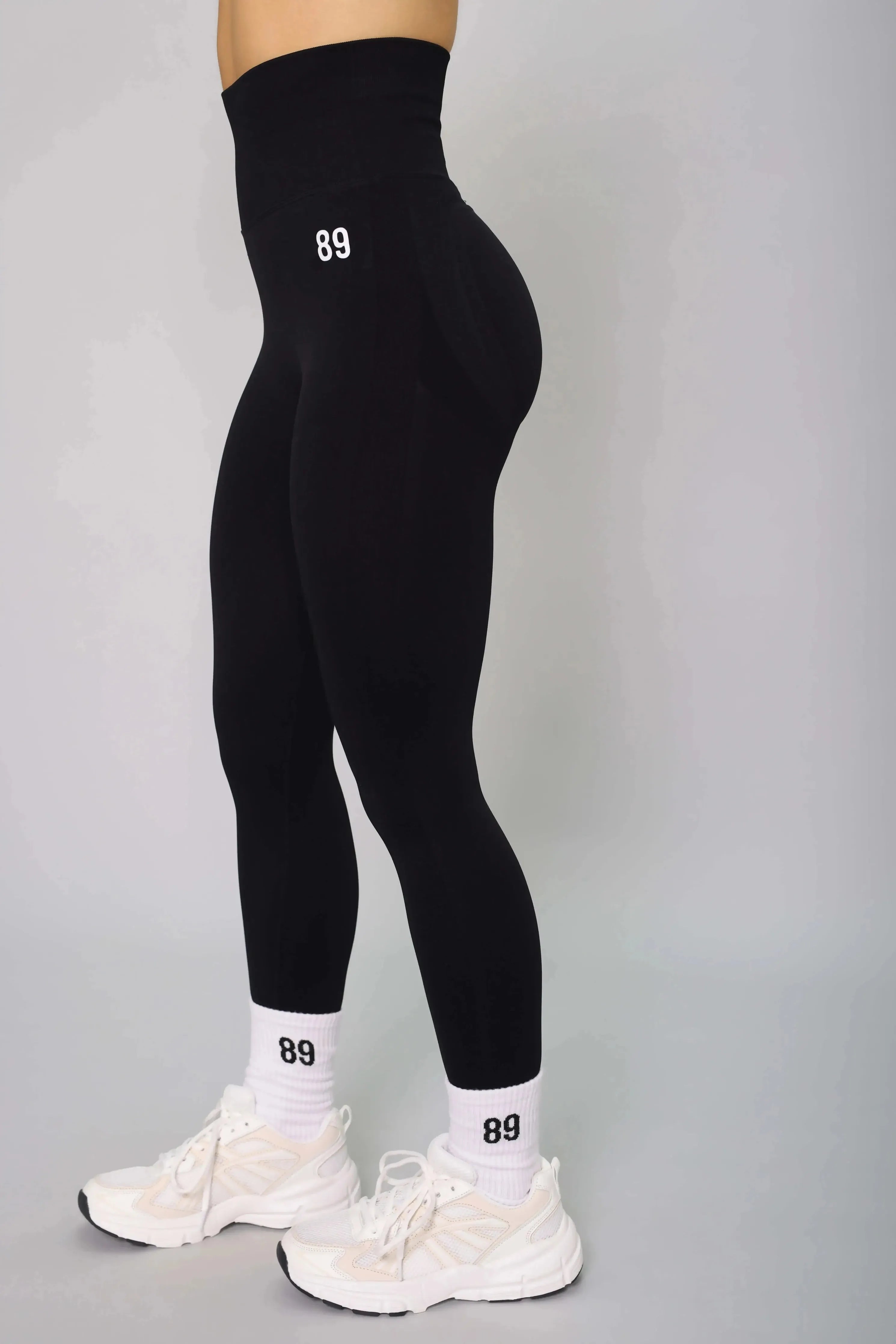 Black high-waisted gym leggings – side view, squat-proof and breathable for fitness